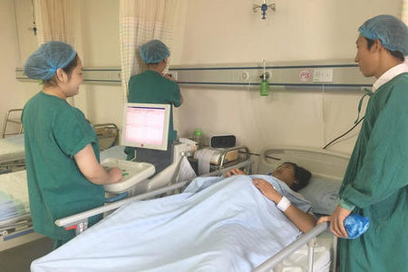 两个女的怎么怀孕生孩子呢？在国内可以做到吗？