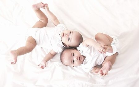 移植两个囊胚成功着床是不是就是双胞胎？还是单胎？